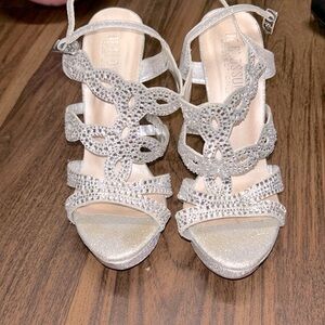 DeBlossom Silver Platform Strappy Sandal Heels Sz 6.5